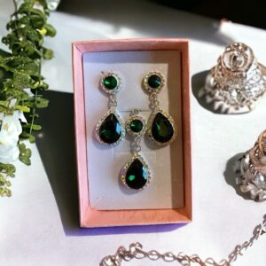 Set di orecchini e ciondolo in argento e zirconi