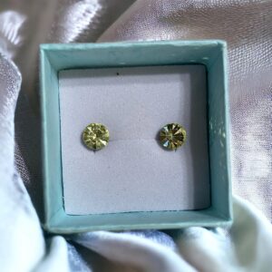 Orecchini a lobo con zircone verde