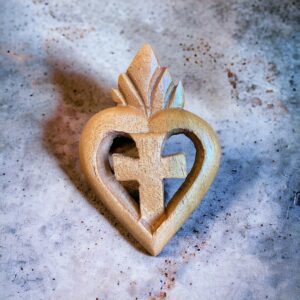 Cuore in legno lavorato a mano