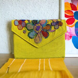 Pochette con perline ricamate fatta a mano