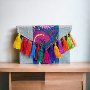 Pochette in cotone con ricami in filo di seta