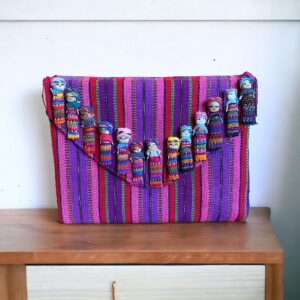 Pochette in cotone con donnine quitapenas ricamate a mano