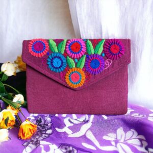 Pochette con ricamo rococò fatta a mano
