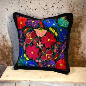 Cuscino Ricamato Con Filo Di Seta