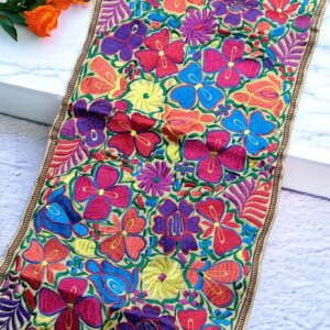 Runner con ricami in filo di seta