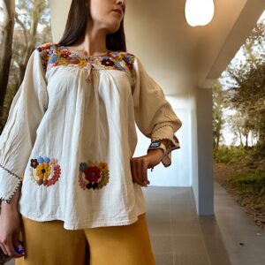 Maglia ricamata a mano