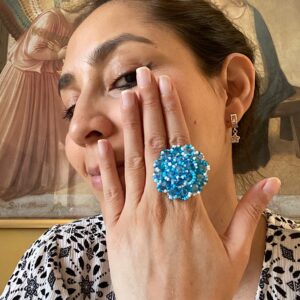 Anello con perline e cristalli