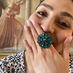 Anello con perline e cristalli