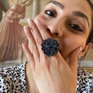 Anello con perline e cristalli