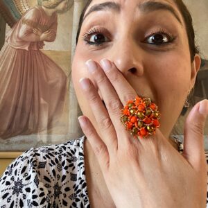 Anello con perline e cristalli