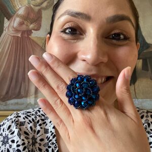 Anello con perline e cristalli