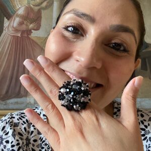 Anello con perline e cristalli