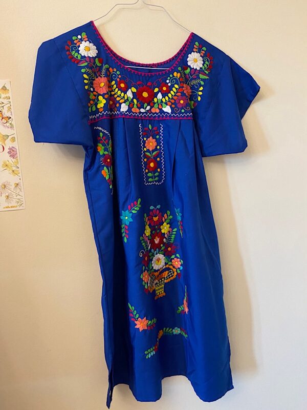 Vestito blu fatto e ricamato a mano