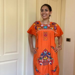 Vestito arancione fatto e ricamato a mano