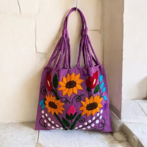 Tote bag ricamata fatta su telaio