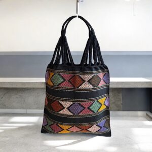 Tote bag ricamata fatta su telaio