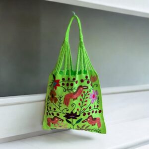 Tote bag ricamata fatta su telaio