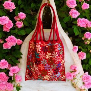 Tote bag ricamata fatta su telaio