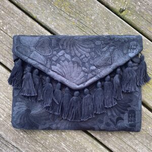 Pochette con ricami in filo di seta