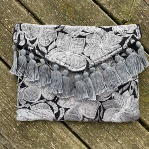 Pochette con ricami in filo di seta