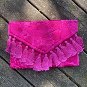 Pochette con ricami in filo di seta