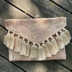 Pochette con ricami in filo di seta