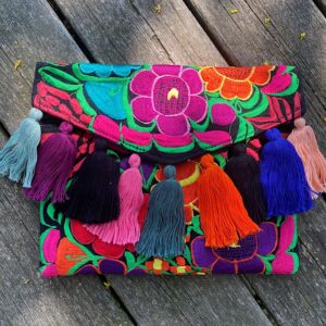 Pochette con ricami in filo di seta