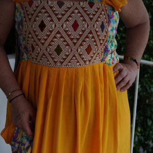 Vestito giallo fatto e ricamato a mano taglia unica