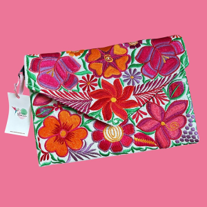 Pochette con ricami in filo di seta e tracolla nascosta