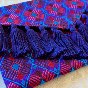 Pochette con ricami in filo di seta con tracolla in catena rimovibile