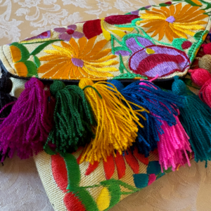 Pochette con ricami in filo di seta con tracolla in catena rimovibile