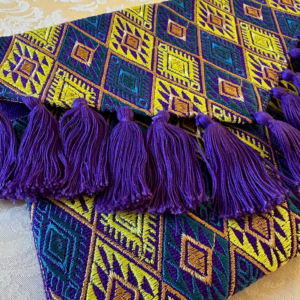 Pochette con ricami in filo di seta con tracolla in catena rimovibile