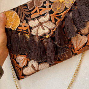 Pochette con ricami in filo di seta con tracolla in catena rimovibile