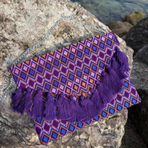 Pochette con ricami in filo di seta con tracolla in catena rimovibile