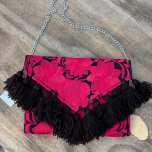 Pochette con ricami in filo di seta con tracolla in catena rimovibile