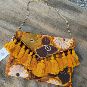 Pochette con ricami in filo di seta con tracolla in catena rimovibile