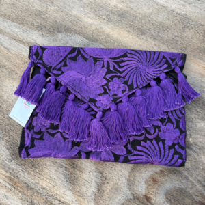 Pochette con ricami in filo di seta con tracolla in catena rimovibile