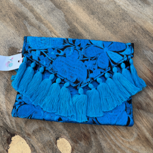 Pochette con ricami in filo di seta con tracolla in catena rimovibile