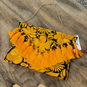 Pochette con ricami in filo di seta con tracolla in catena rimovibile