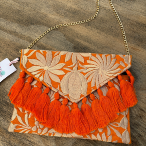 Pochette con ricami in filo di seta con tracolla in catena rimovibile