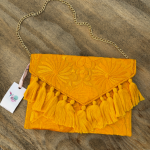 Pochette con ricami in filo di seta con tracolla in catena rimovibile