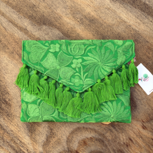 Pochette con ricami in filo di seta con tracolla in catena rimovibile