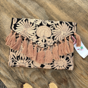 Pochette con ricami in filo di seta con tracolla in catena rimovibile