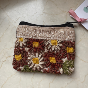 Portamonete ricamato a mano