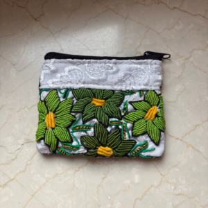 Portamonete ricamato a mano