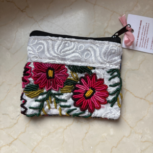 Portamonete ricamato a mano