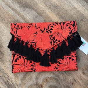 Pochette con ricami in filo di seta con tracolla in catena rimovibile