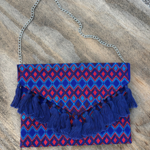 Pochette con ricami in filo di seta con tracolla in catena rimovibile