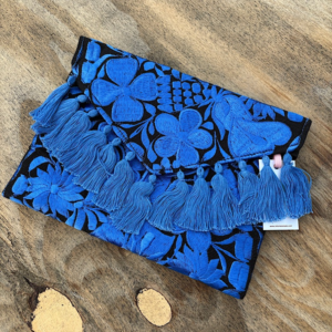 Pochette con ricami in filo di seta con tracolla in catena rimovibile