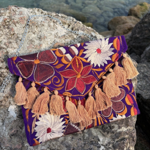 Pochette con ricami in filo di seta con tracolla in catena rimovibile